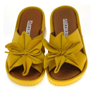 ZŁOTE DAMSKIE KLAPKI LETNIE ZE SKÓRY LICOWEJ - ELEGANCJA WYJATKOWY KWIAT & KOMFORTOWY KOTURN - MODNE I WYGODNE - KUP TERAZ ARTIKER 50C0504