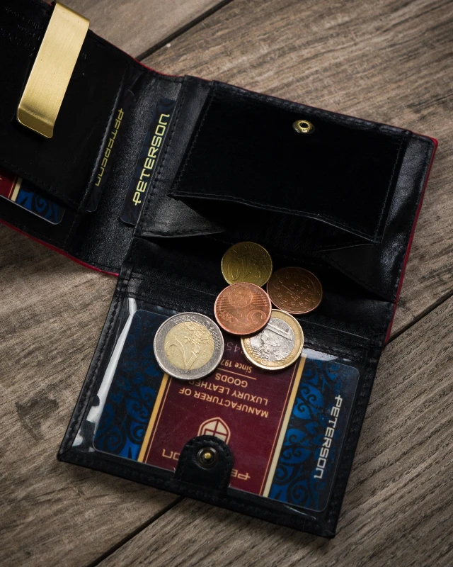 Portfel męski Peterson PTN N78-VT – elegancja i funkcjonalność w czerni i czerwieni (1).webp