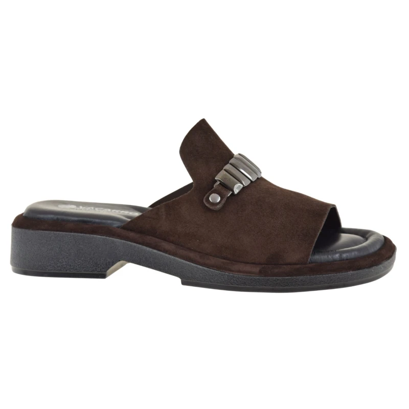 Brązowe klapki damskie z naturalnej skóry zamszowej z ozdobą VACARRO 62 358-05 – stylowe i komfortowe (1).jpg