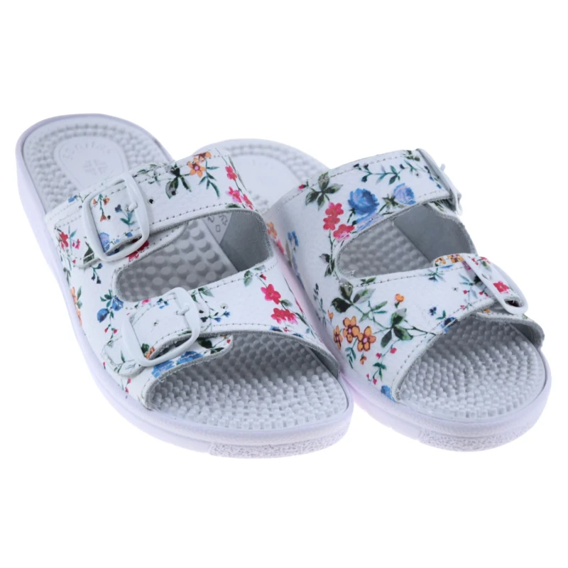 Białe klapki damskie skórzane COMFOOTY NADIA, medyczne fakirki na koturnie z regulacją (2).jpg