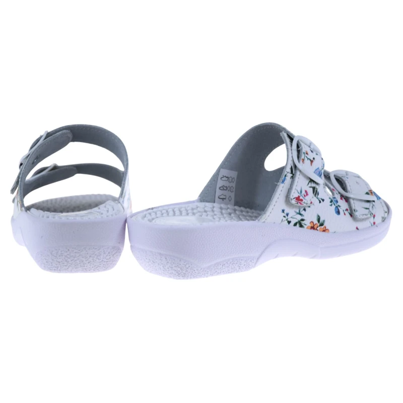 Białe klapki damskie skórzane COMFOOTY NADIA, medyczne fakirki na koturnie z regulacją (3).jpg