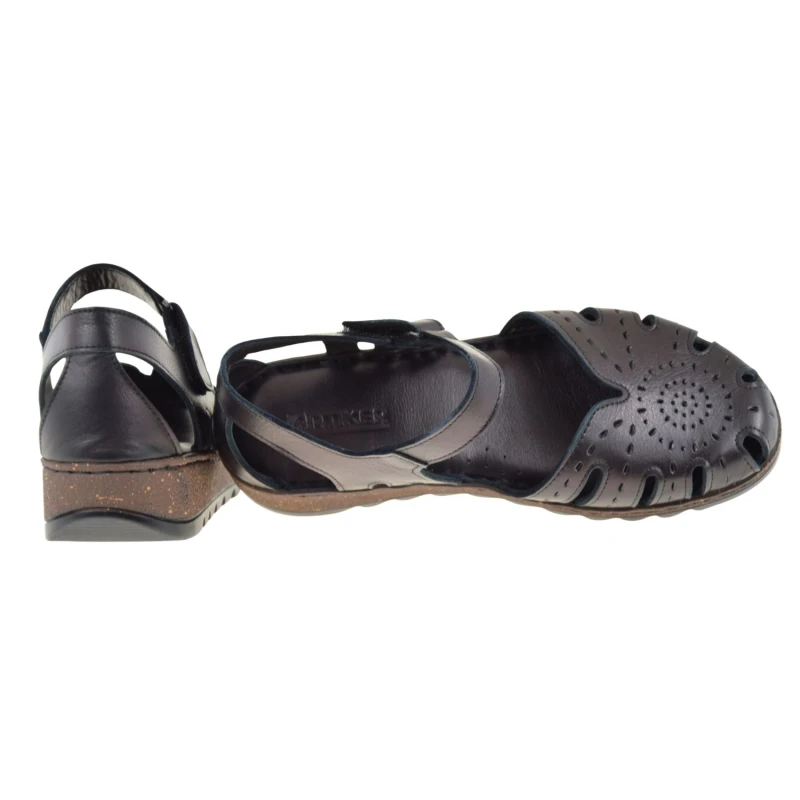 Czarne sandały damskie skórzane na koturnie Artiker 58C2012 z zakrytymi palcami i piętą (4).jpg