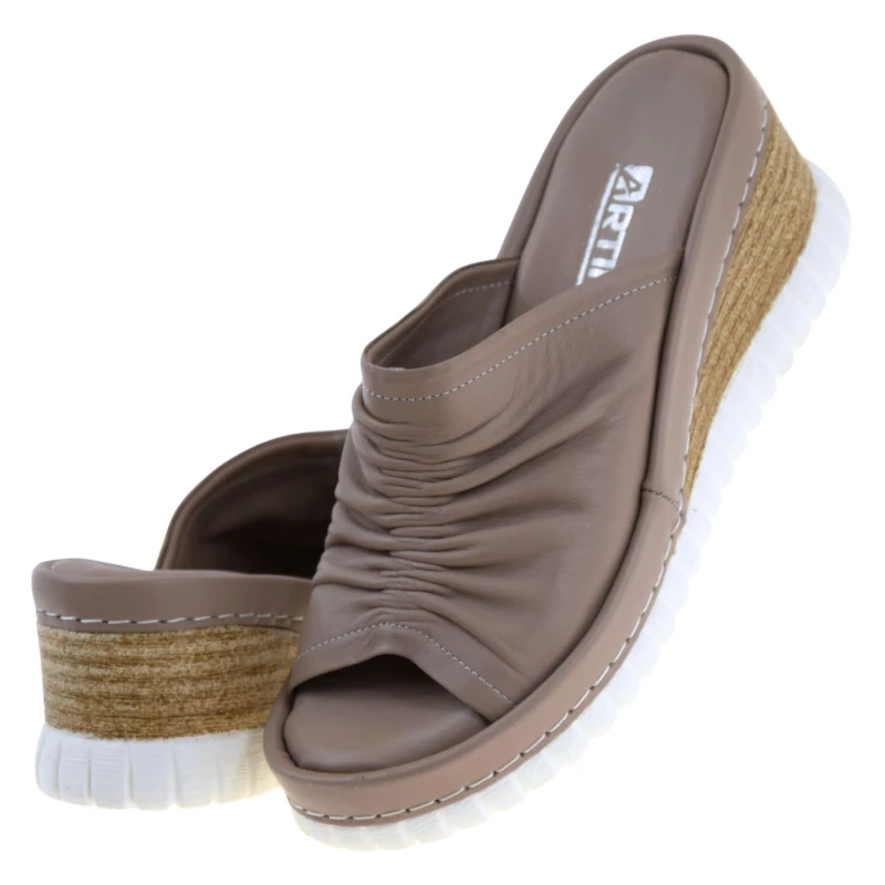 Beżowe klapki damskie z naturalnej skóry licowej na stabilnej koturnie ARTIKER 58C3170 (5).jpg