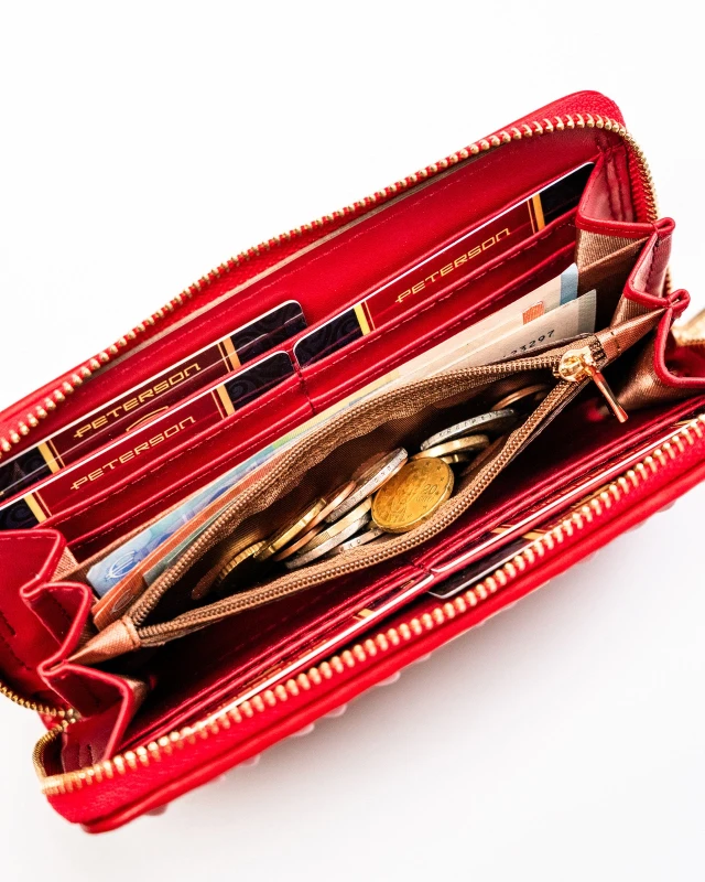 Duży czerwony portfel damski Peterson PTN PFF-01-6434 RED ze skóry ekologicznej, zapinany na suwak, z miejscem na karty, banknoty i bilonDuży czerwony portfel damski Peterson PTN PFF-01-6434 RED ze skóry eko (5).webp