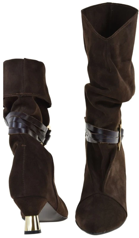 Eleganckie botki damskie zamszowe VERONNA 1994 brązowe na słupku 6 cm ze złotą ozdobą (5).jpg